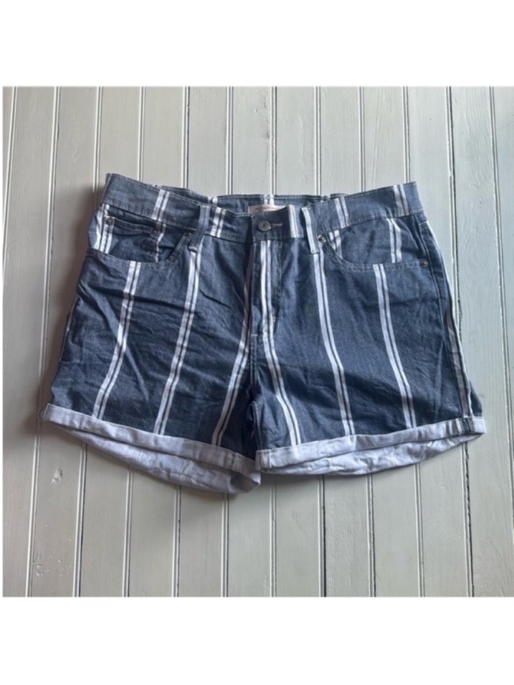 Levi’s Mid Length Shorts Blue White Stripes Size 33